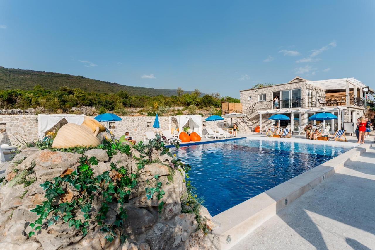 Lustica Apartments